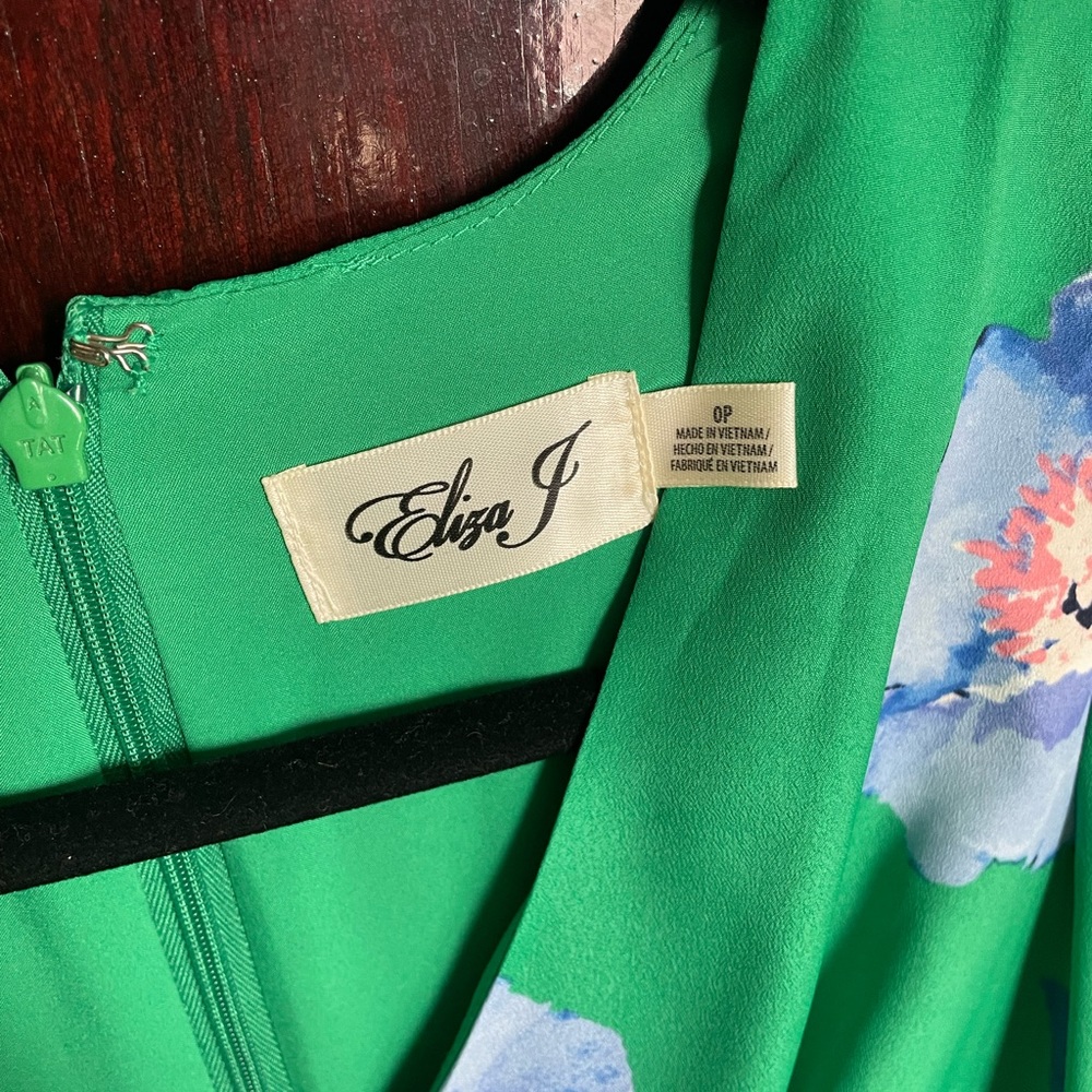 Petite Eliza J Wrap dress - Picture 4 of 4